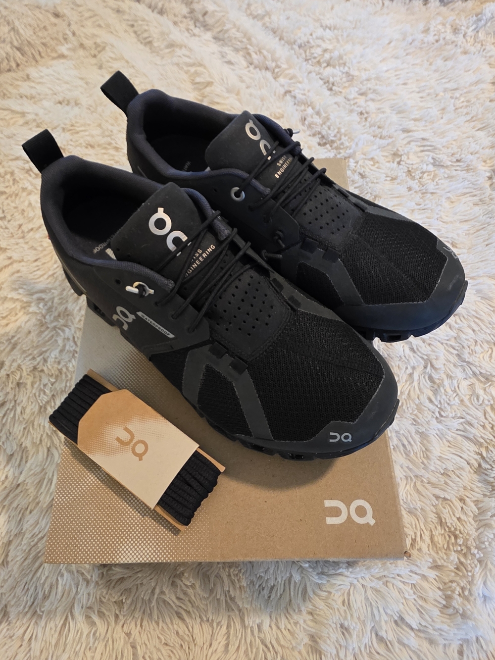On Running Womens Cloud Waterproof Shoes - Black - Size 7.5 GUC